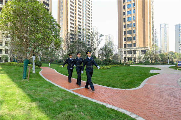 武漢融創(chuàng)融公館一期工地開(kāi)放日 近400戶業(yè)主提前鑒證新家